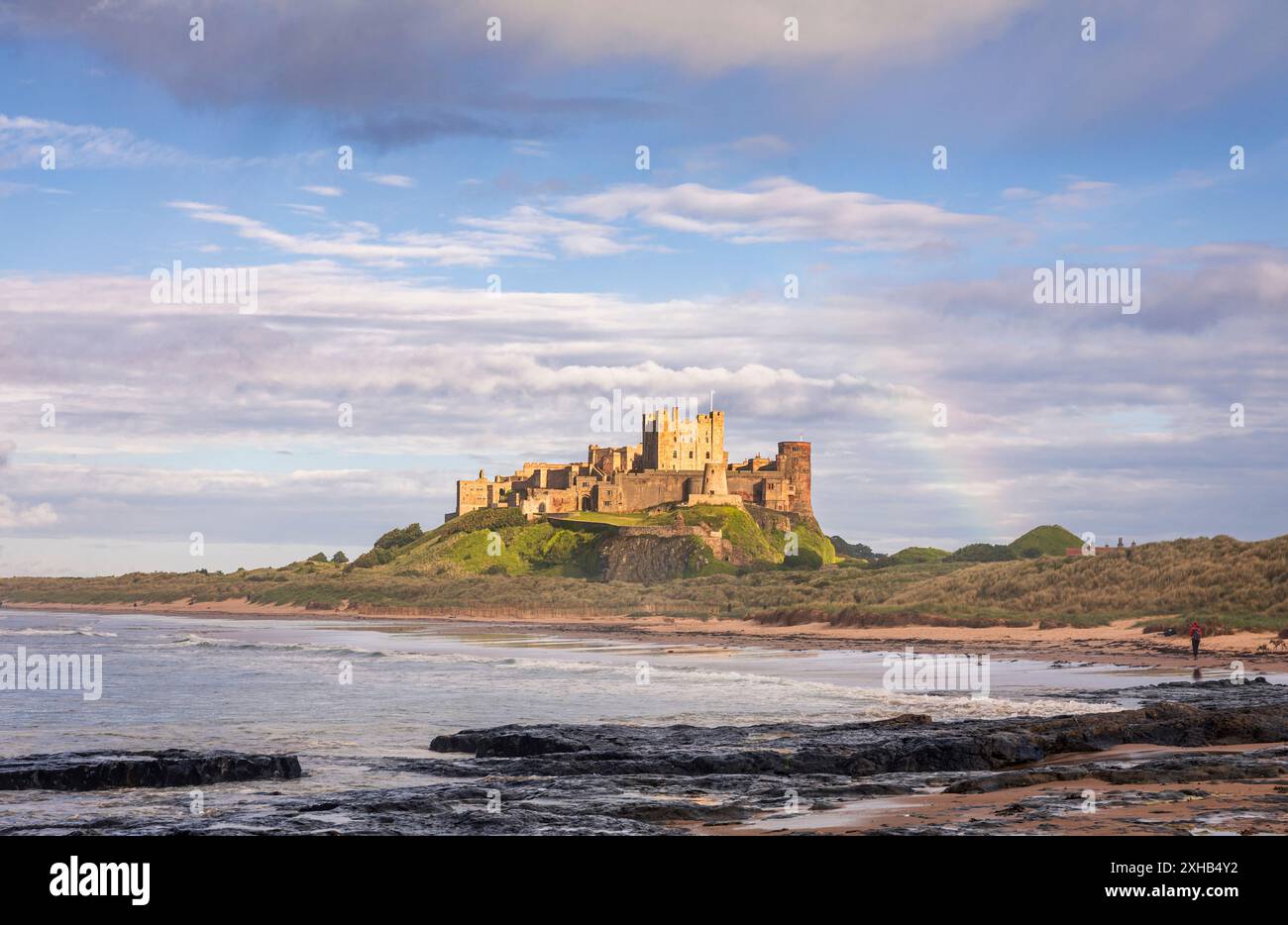 Castello di Bamburgh sulla costa del Northumberland, Inghilterra nord-orientale, Regno Unito Foto Stock