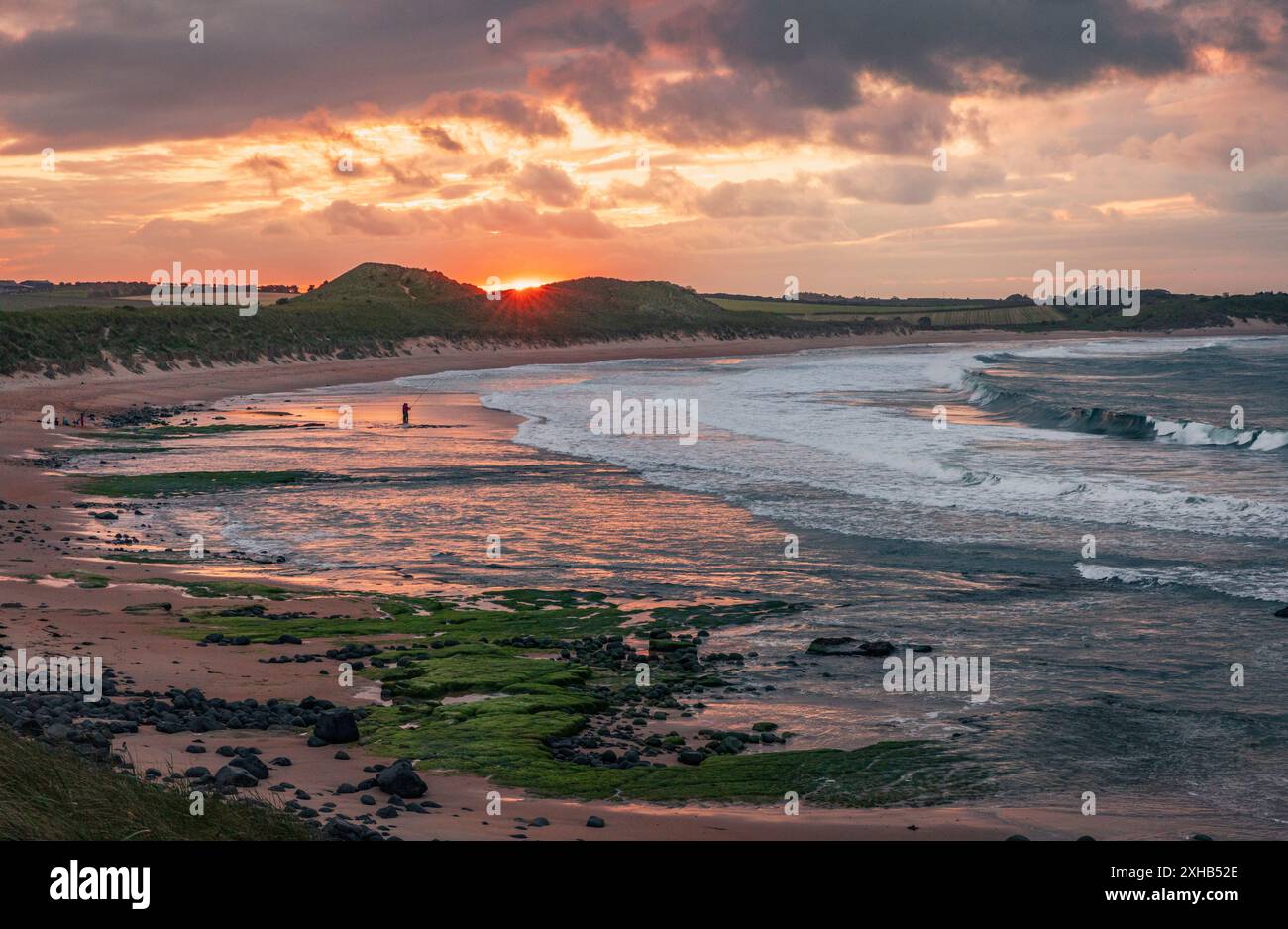 Tramonto su Embleton Bay sulla costa del Northumberland, Inghilterra nord-orientale, Regno Unito Foto Stock