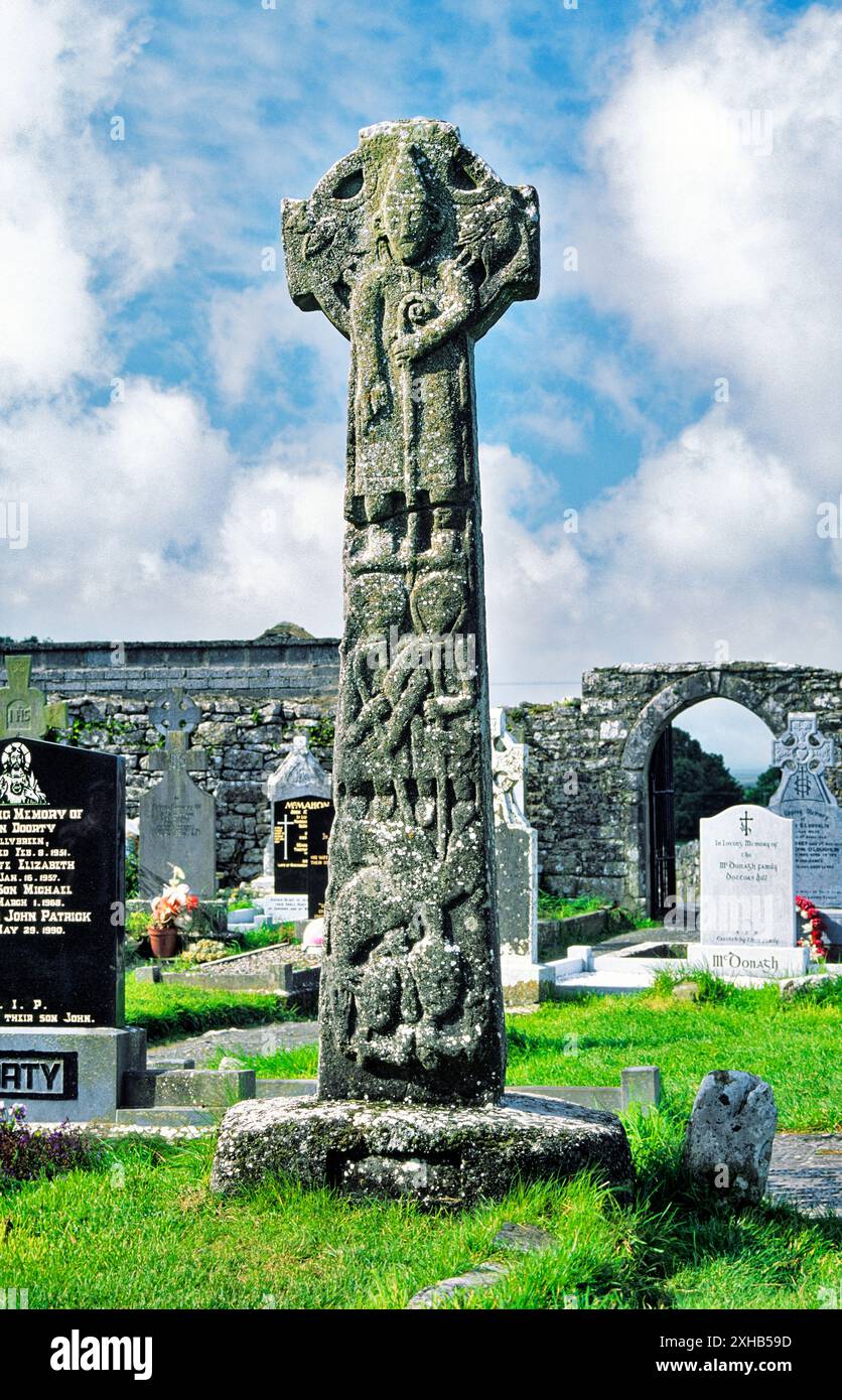 Croce alta dei primi celtici. Faccia orientale della Doorty Cross nel villaggio di Kilfenora, contea di Clare, Irlanda Foto Stock