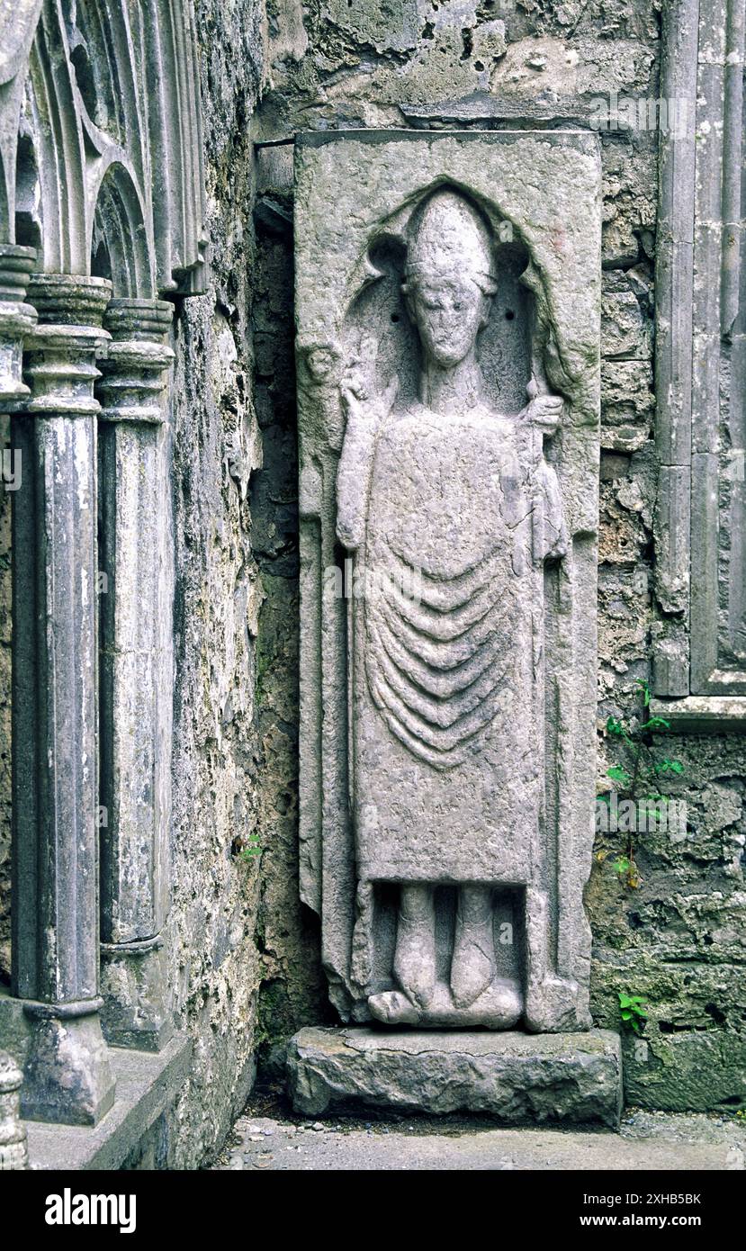 Effigie in pietra di un vescovo nella cattedrale di Kilfenora nel villaggio di Kilfenora, contea di Clare, Irlanda Foto Stock