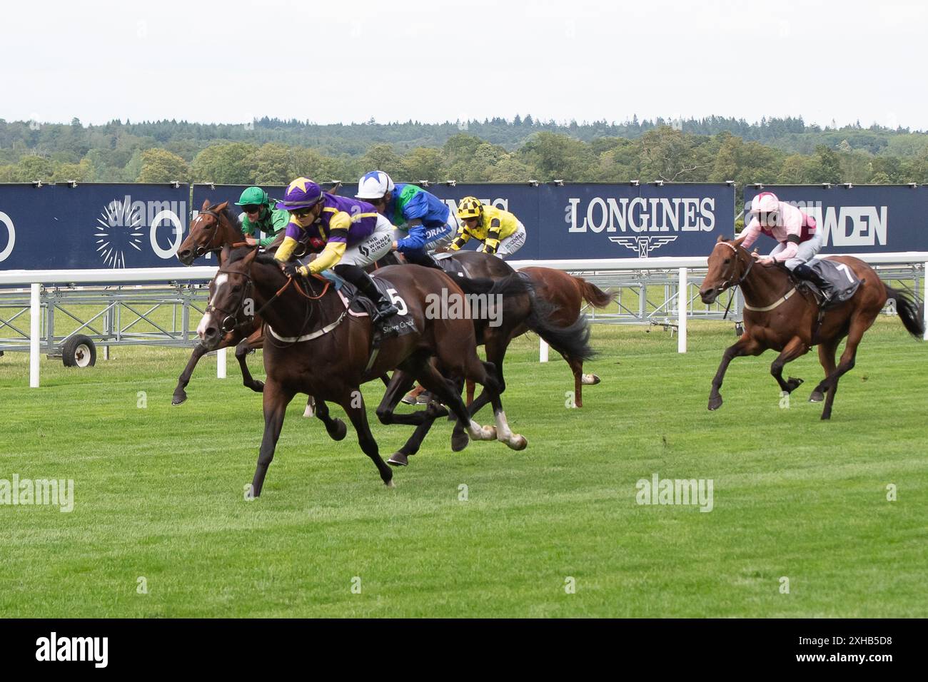 Ascot, Berkshire, Regno Unito. 12 luglio 2024. Il credente della fantasy cavalcato dal fantino Saffie Osborne vince la Signature Capital Handicap Stakes al Summer Mile Property Raceday presso l'ippodromo di Ascot. Proprietario Chris & David Stam, allenatore ed Walker, Upper Lambourn, allevatore Rathasker Stud, Sponsor ABM Catering Facilities Management. Crediti: Maureen McLean/Alamy Live News Foto Stock