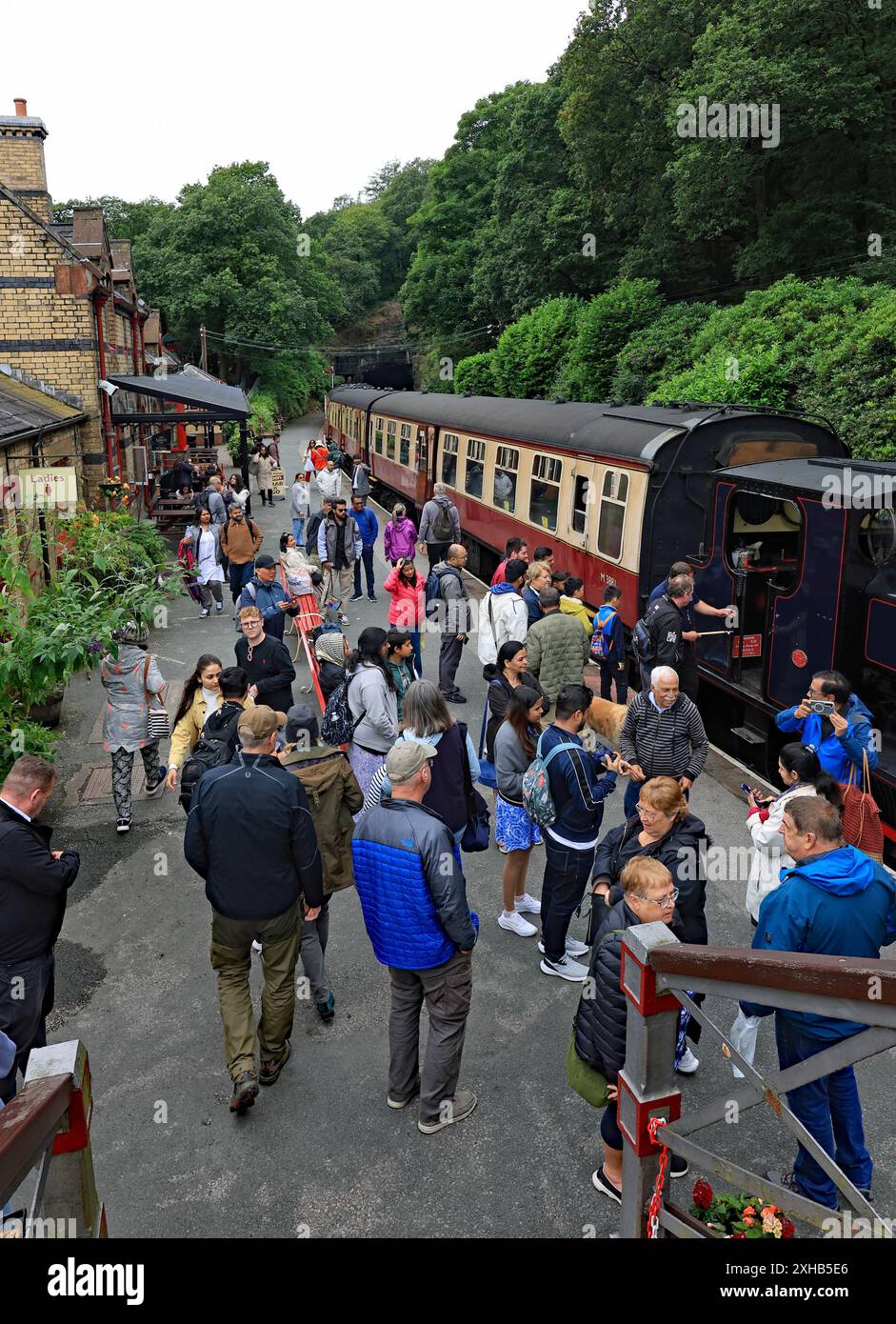 Presso la stazione di Haverthwaite del Lakeside and Haverthwaite, i passeggeri della ferrovia a vapore apprezzeranno il suono e l'odore di un motore a vapore Foto Stock