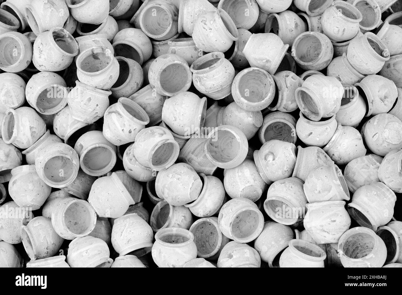 Un ceramista produce ceramiche di terracotta su argilla a Pune, India. Foto Stock