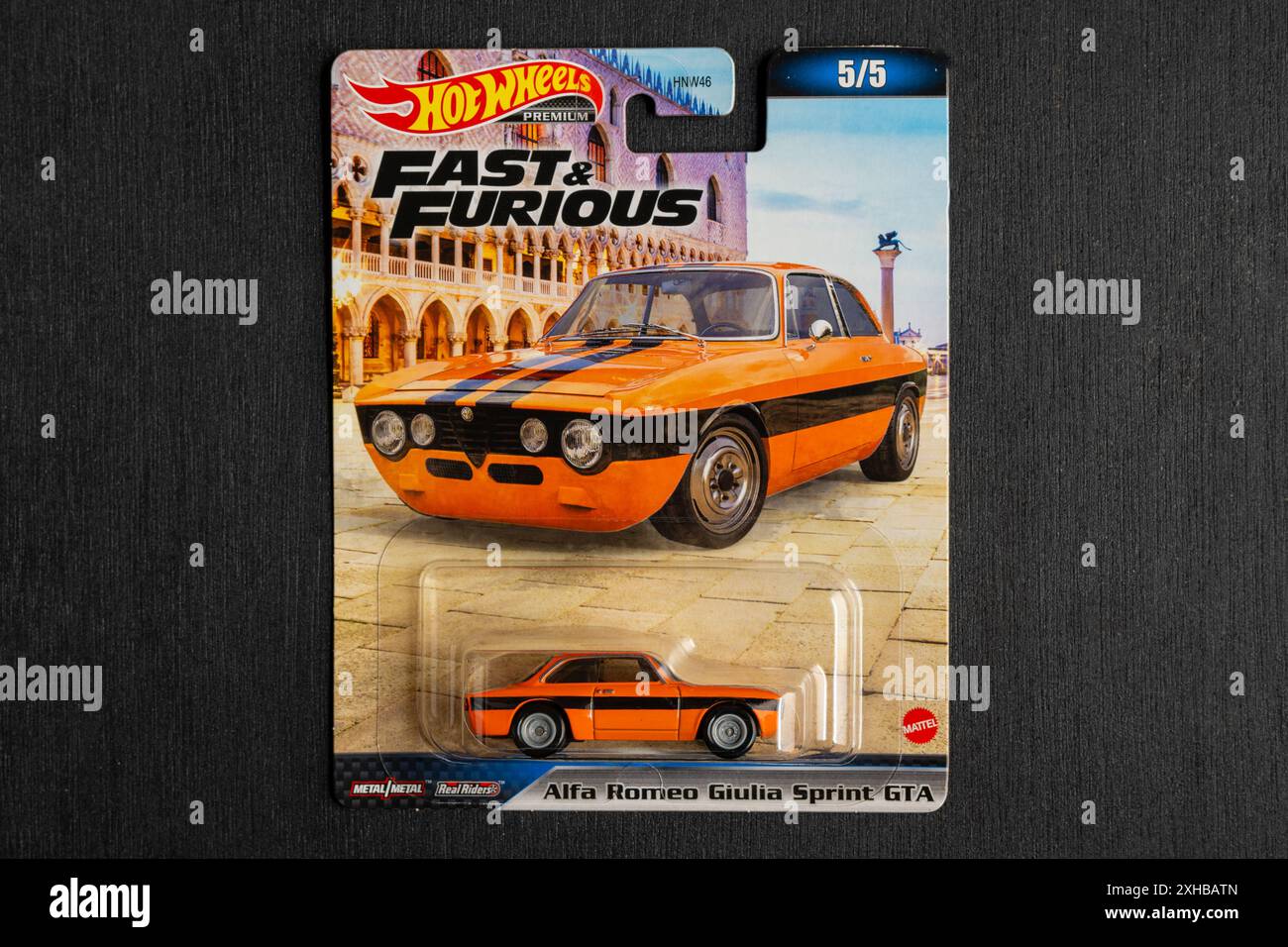 Doha, Qatar - 13 luglio 2024: Pacchetto di modelli di auto cardate in metallo pressofuso Hot Wheels per la serie Hot Wheels. Alfa Romeo Giulia Sprint GTA. Foto Stock