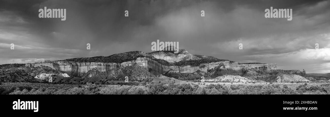 Foto in bianco e nero delle formazioni rocciose nel deserto del New Mexico Foto Stock