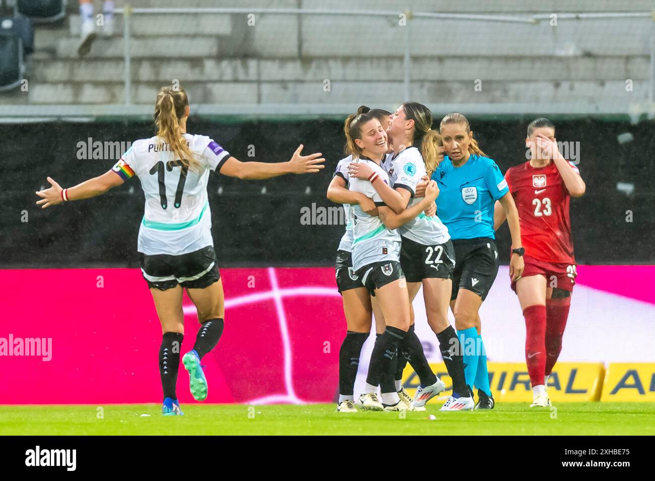 Torjubel zum 2:0 durch Eileen Campbell (22, Oesterreich) mit Sarah Puntigam (17, C, Oesterreich) AUT, Oesterreich vs Polen, Frauen, Fussball, EM-quali 2025, Spiel 5, 12.07.2024, foto: Eibner-Pressefoto/Florian Wolf Foto Stock