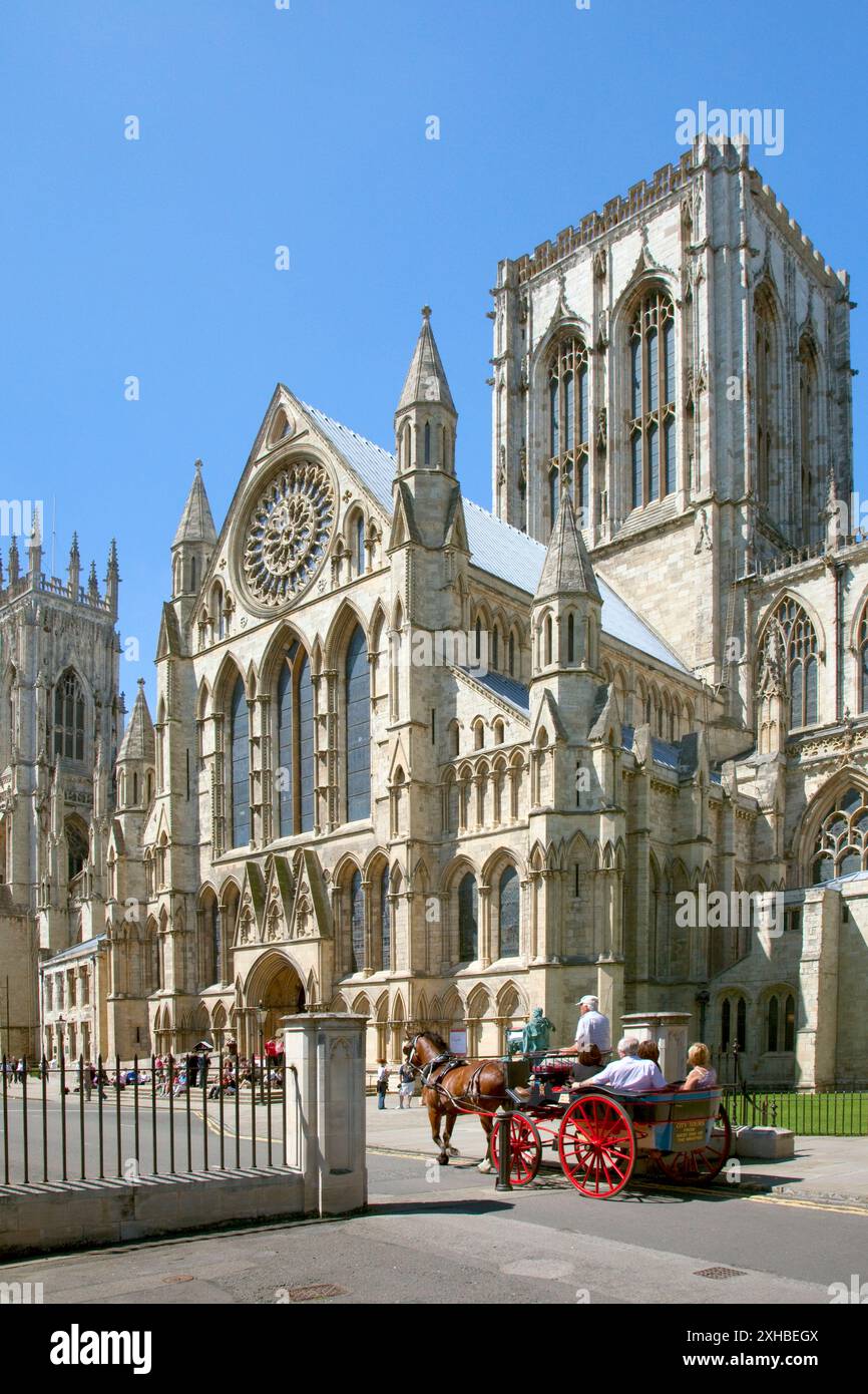 Turisti in carrozza trainata da cavalli a York Minster, North Yorkshire, Regno Unito Foto Stock