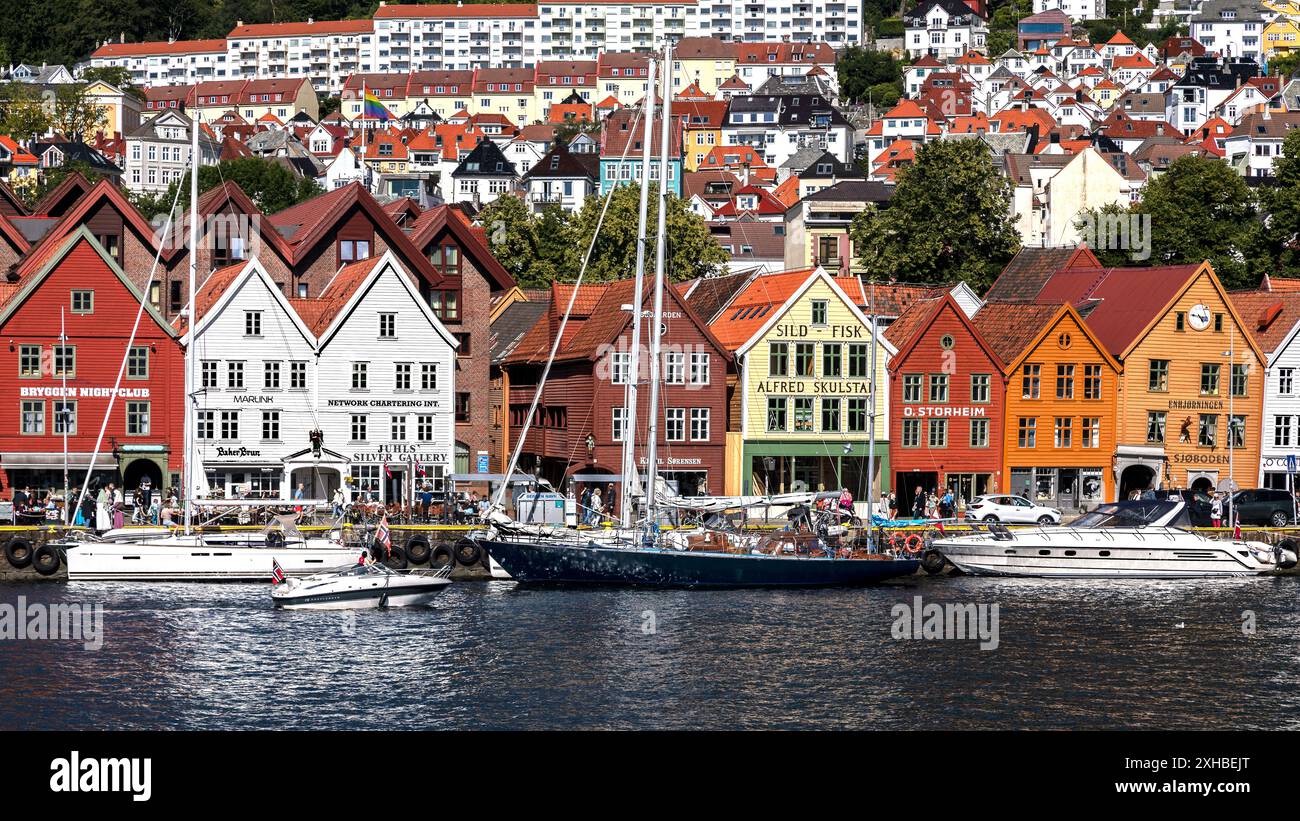 Barche a vela ormeggiate alla banchina Bryggen: La bandiera polacca Roztocze e un tipo Sun Odyssey 409. Bryggen Quay, il porto interno di Bergen, Norvegia. Foto Stock