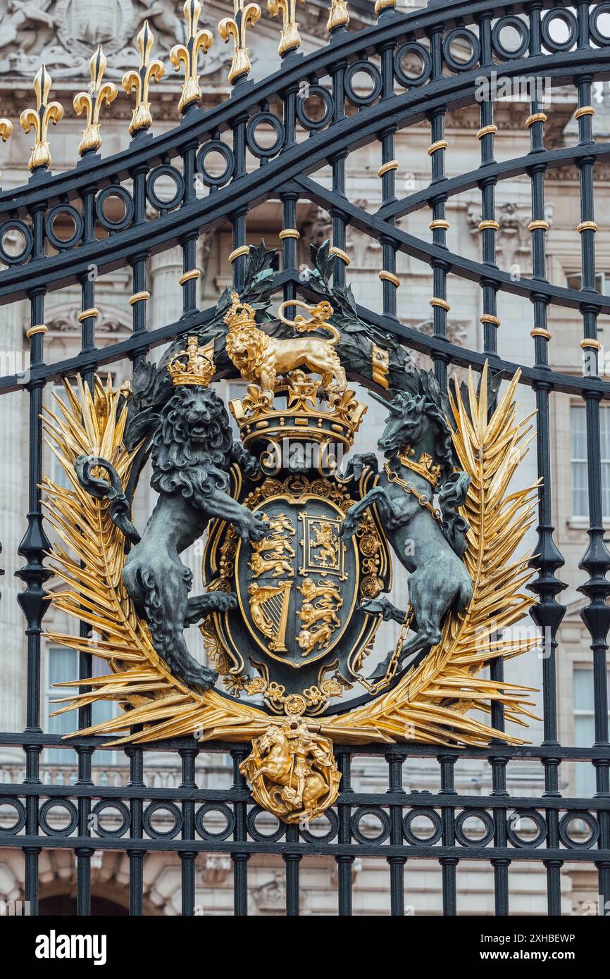 Il Royal Coat of Arms sulle porte di Buckingham Palace Foto Stock