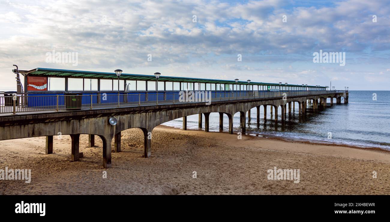 Spiaggia e molo di Boscombe vicino a Bournemouth nel Dorset, Inghilterra, Regno Unito Foto Stock