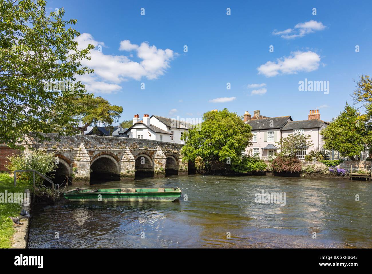 Ponte in pietra che attraversa il fiume Avon a Christchurch, Dorset, Inghilterra, regno unito Foto Stock