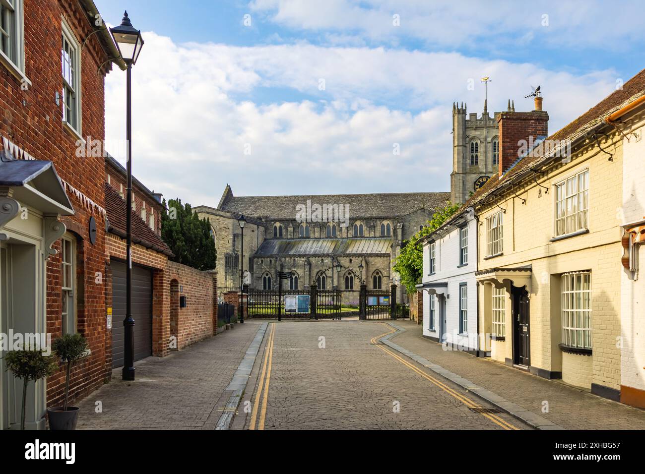 Vista dalla Church Street dello storico Priorato di Christchurch, costruito nell'XI secolo a Dorset, Inghilterra, Regno Unito Foto Stock