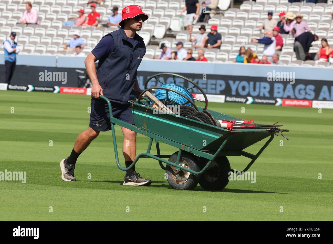LONDRA, Regno Unito, JULY11: Ground Staffduring Rothesay prova il suo test Day 2 of 5 match tra Inghilterra e Indie occidentali al Lord's Cricket Ground di Londra l'11 luglio 2024 Foto Stock