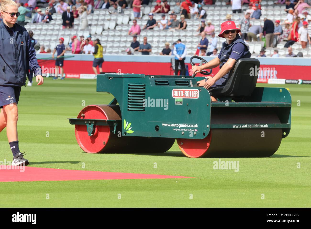 LONDRA, Regno Unito, JULY11: Ground Staffduring Rothesay prova il suo test Day 2 of 5 match tra Inghilterra e Indie occidentali al Lord's Cricket Ground di Londra l'11 luglio 2024 Foto Stock