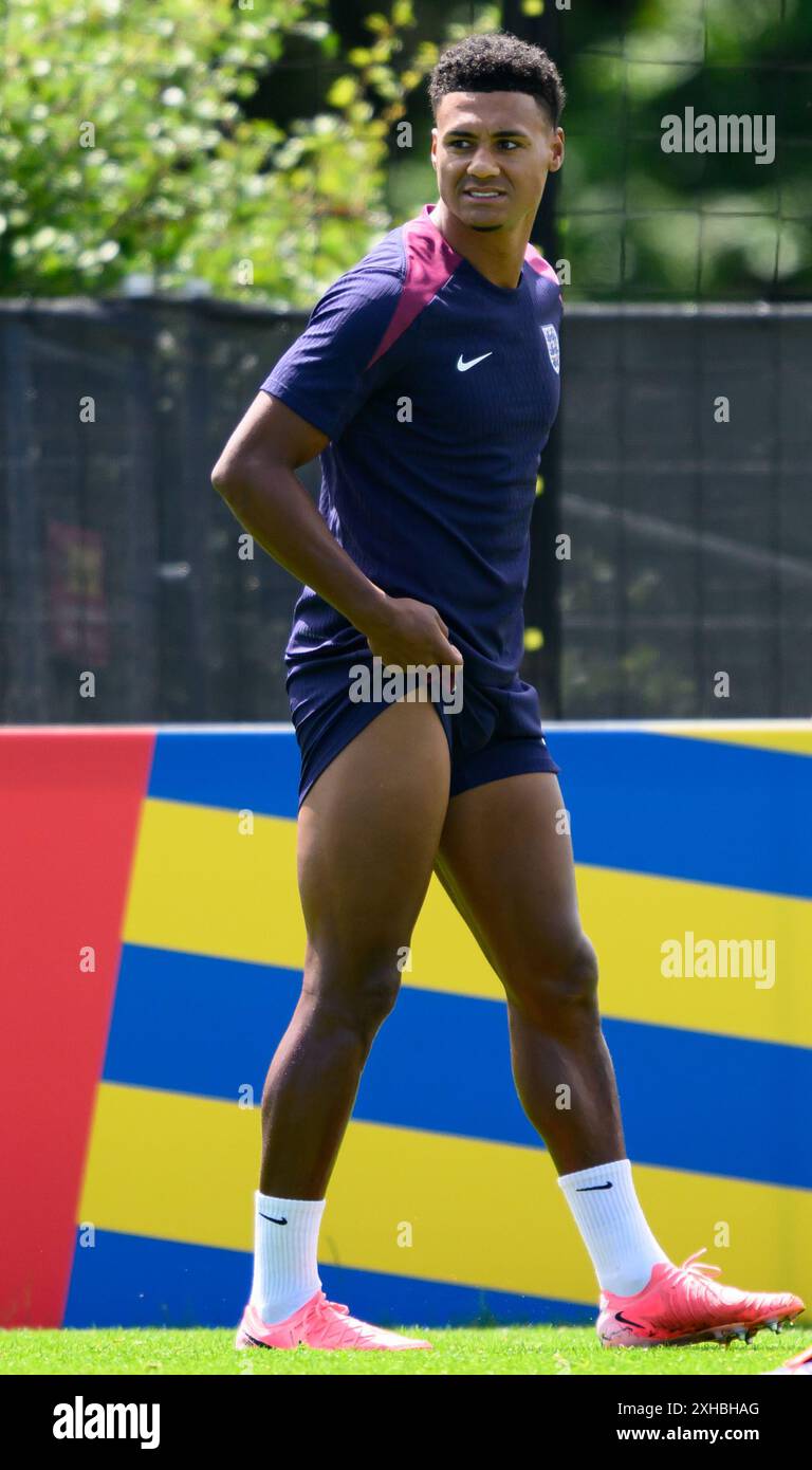 Blankenhain, Germania. 13 luglio 2024. Calcio: Campionato europeo, prima della finale tra Spagna e Inghilterra, allenamento finale Inghilterra, presso lo Spa & Golf Resort Weimarer Land, l'inglese Ollie Watkins è sul campo di allenamento. Crediti: Robert Michael/dpa/Alamy Live News Foto Stock