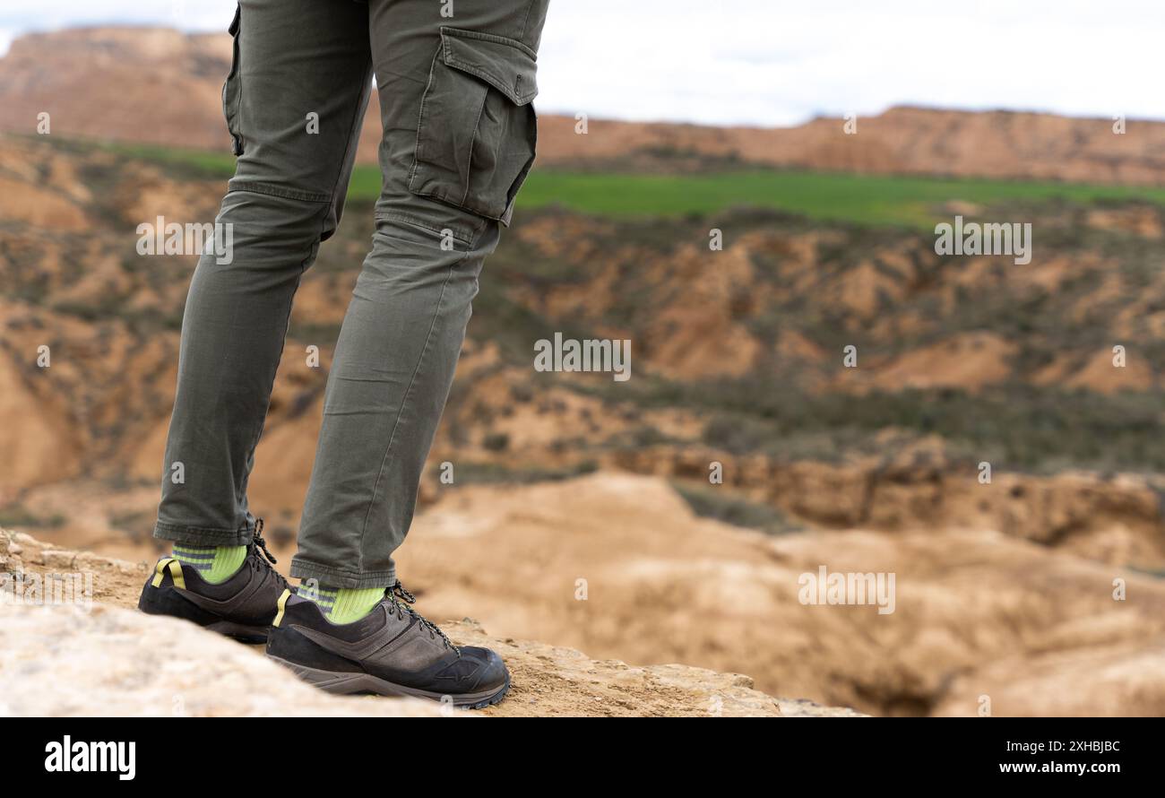 Primo piano delle zampe di un escursionista che pratica trekking sulle scogliere Foto Stock