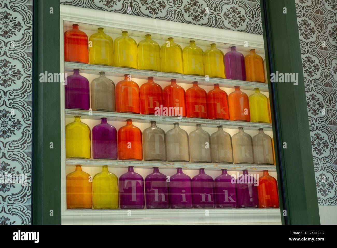 Visualizzazione finestra pensa! Marchio di un negozio di scarpe a Stoccarda, Germania. Schaufensterauslage von Think! Markenname eines Schuhladens a Stoccarda. Foto Stock