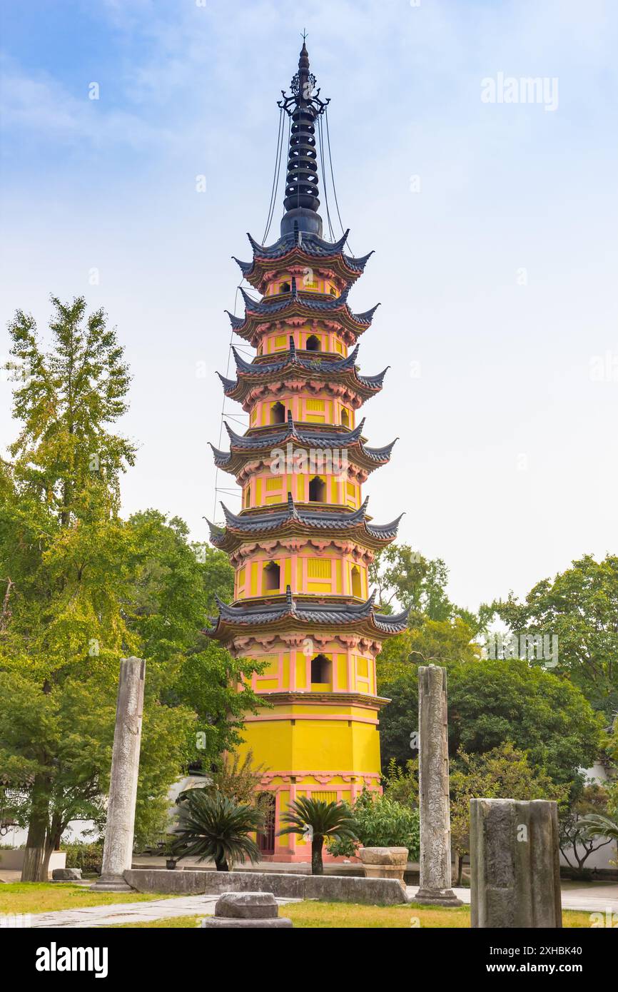 Una delle torri gemelle pagoda a Suzhou, in Cina Foto Stock