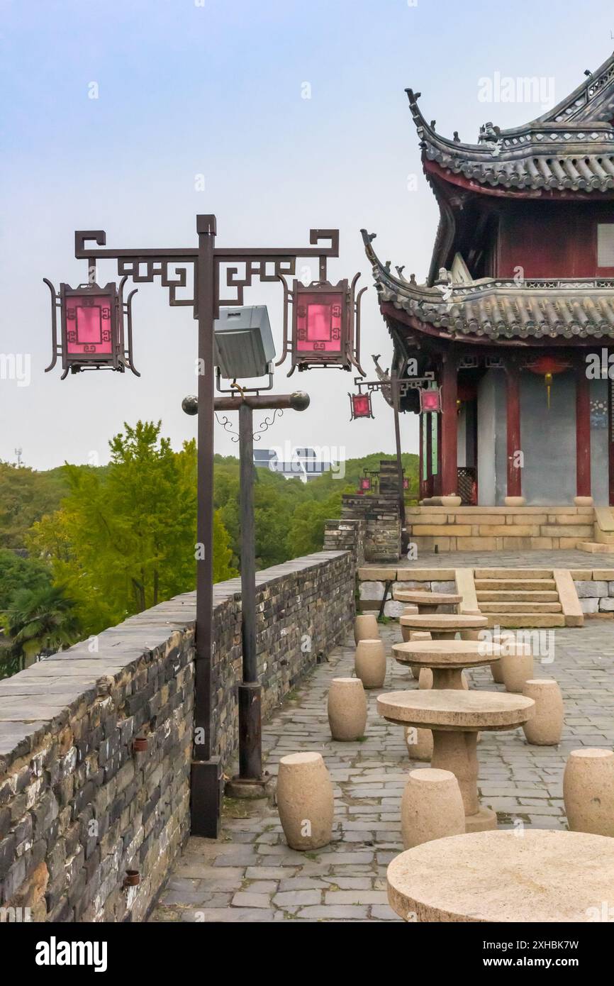 Luci tradizionali sulle mura della città dell'area panoramica di Panmen a Suzhou, Cina Foto Stock