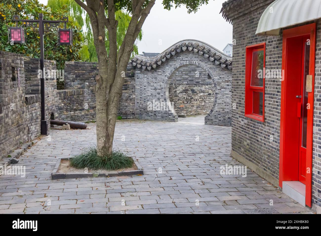 Porta rotonda sulle mura della città dell'area panoramica di Panmen a Suzhou, Cina Foto Stock