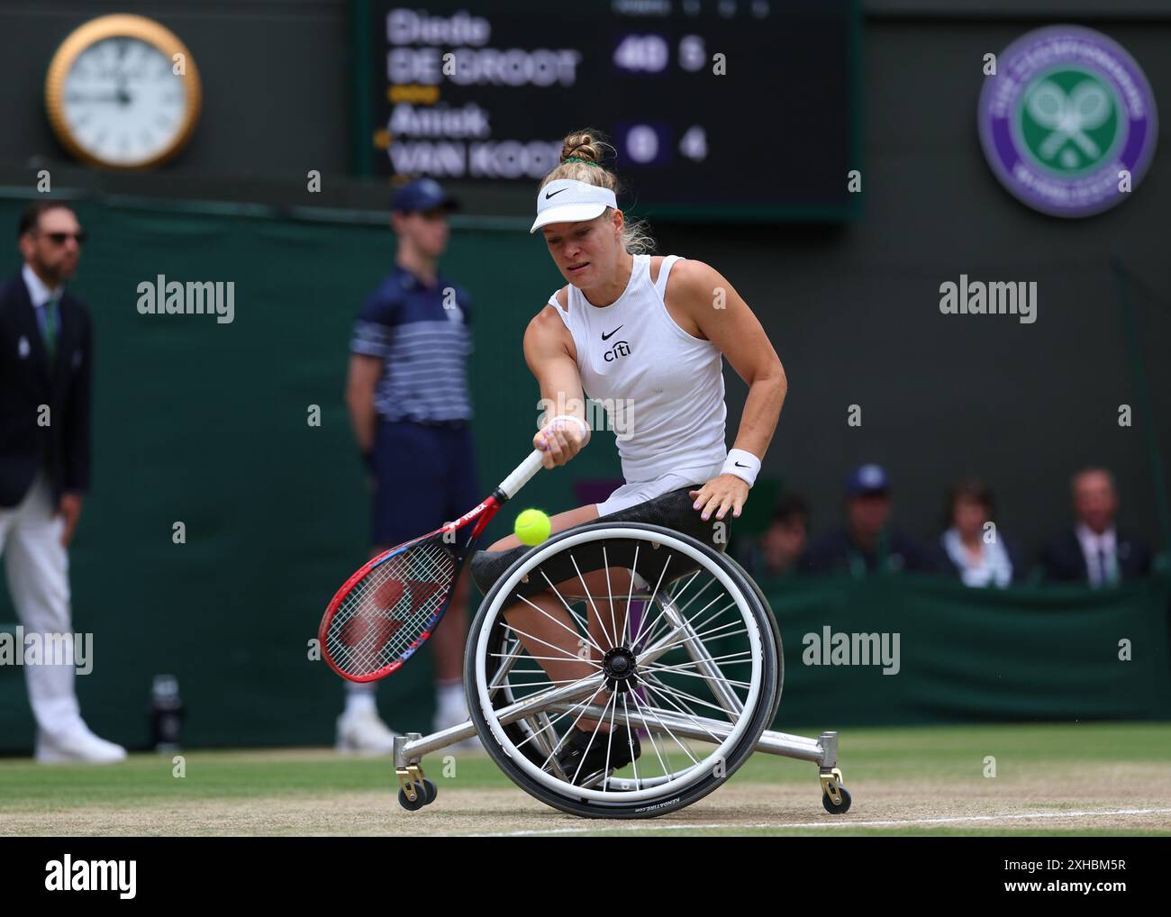 Londra, Regno Unito. 13 luglio 2024. 13 luglio 2024; All England Lawn Tennis and Croquet Club, Londra, Inghilterra; Wimbledon Tennis Tournament, giorno 13; Diede De Groot (NED) dalla linea di partenza contro Aniek Van Koot (NED), nella finale di Ladies Wheelchair Singles su Court One Credit: Action Plus Sports Images/Alamy Live News Foto Stock