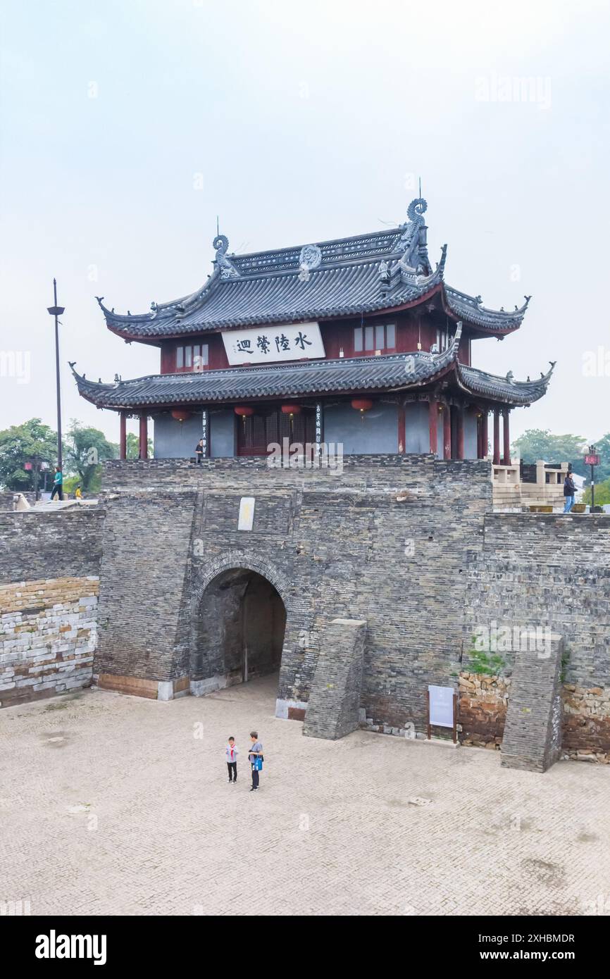 Storico cancello cittadino sulle mura circostanti dell'area panoramica di Panmen a Suzhou, Cina Foto Stock