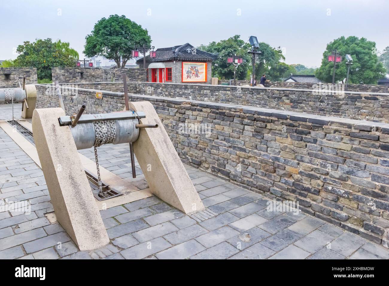 Catene del ponte levatoio sulle mura della città nell'area panoramica di Panmen a Suzhou, Cina Foto Stock