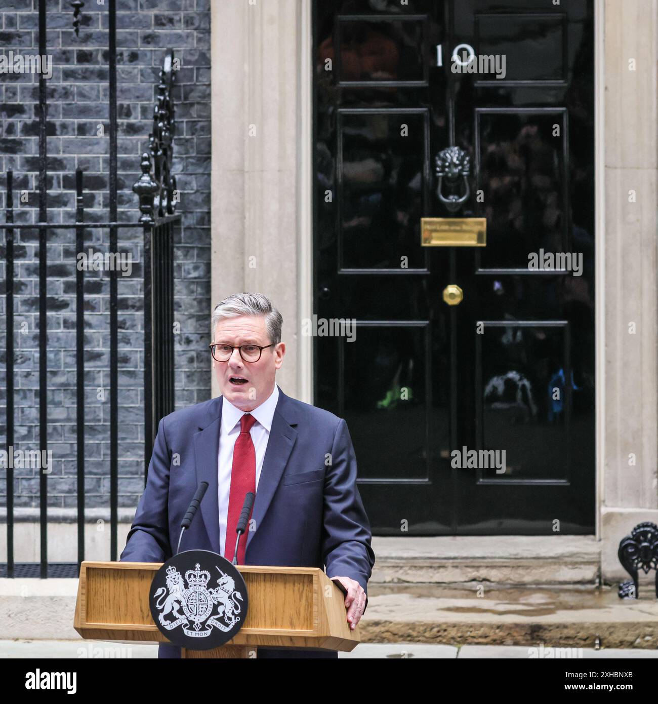 Sir Keir Starmer, il primo Ministro del Regno Unito parla davanti alla porta numero 10 di Downing Street Foto Stock