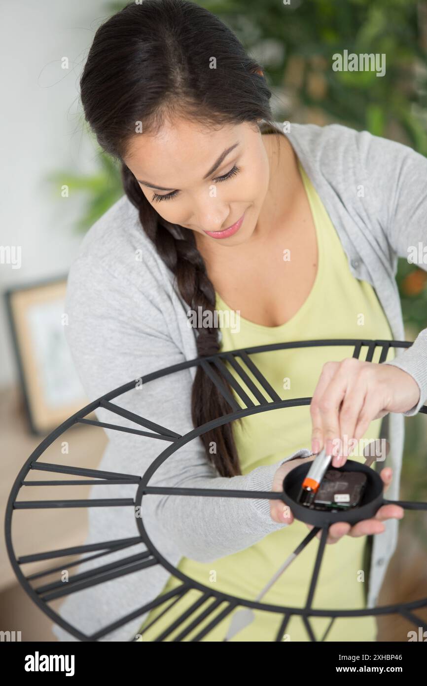 sostituzione della batteria di un orologio a parete Foto Stock