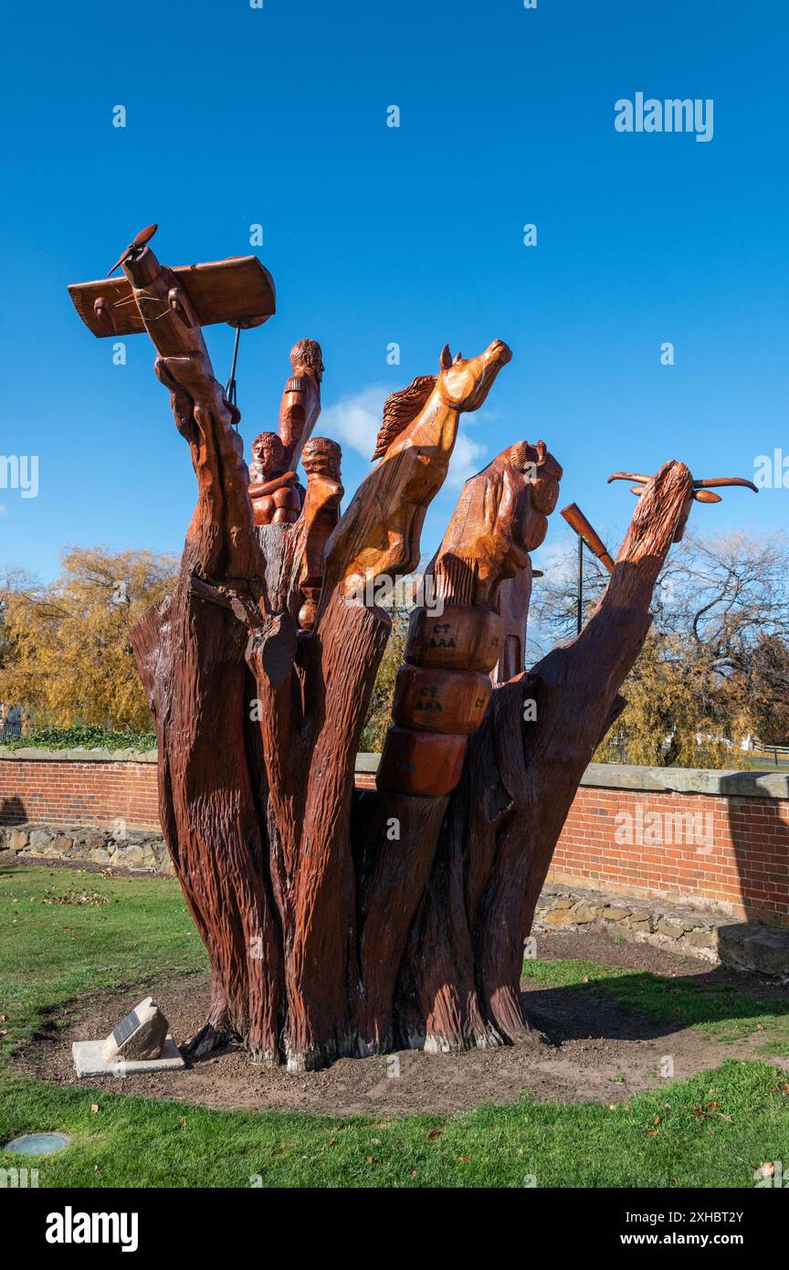 The Wood Carving History di Campbell Town in Tasmania, Australia. Le figure in legno sono scolpite da un unico albero dall'artista della motosega della Tasmania e. Foto Stock
