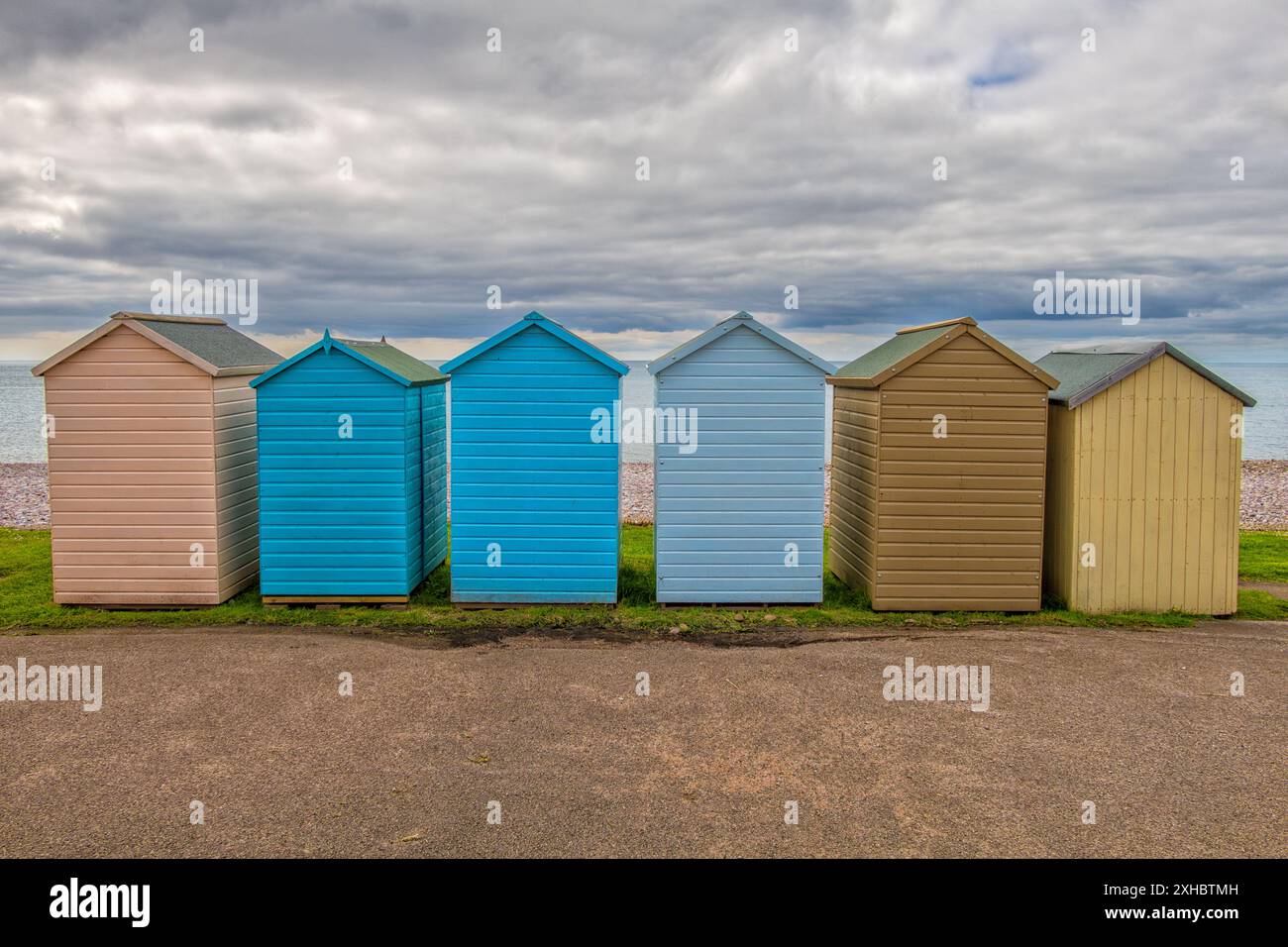 Capanne sulla spiaggia a Budleigh Salterton, una città di mare nel Devon orientale, in Inghilterra Foto Stock