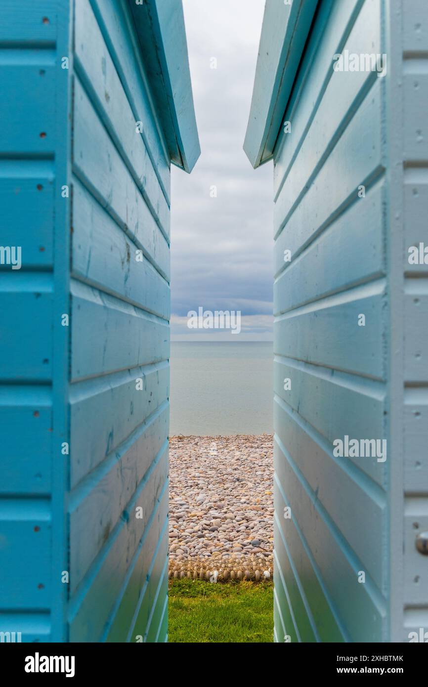 Capanne sulla spiaggia a Budleigh Salterton, una città di mare nel Devon orientale, in Inghilterra Foto Stock