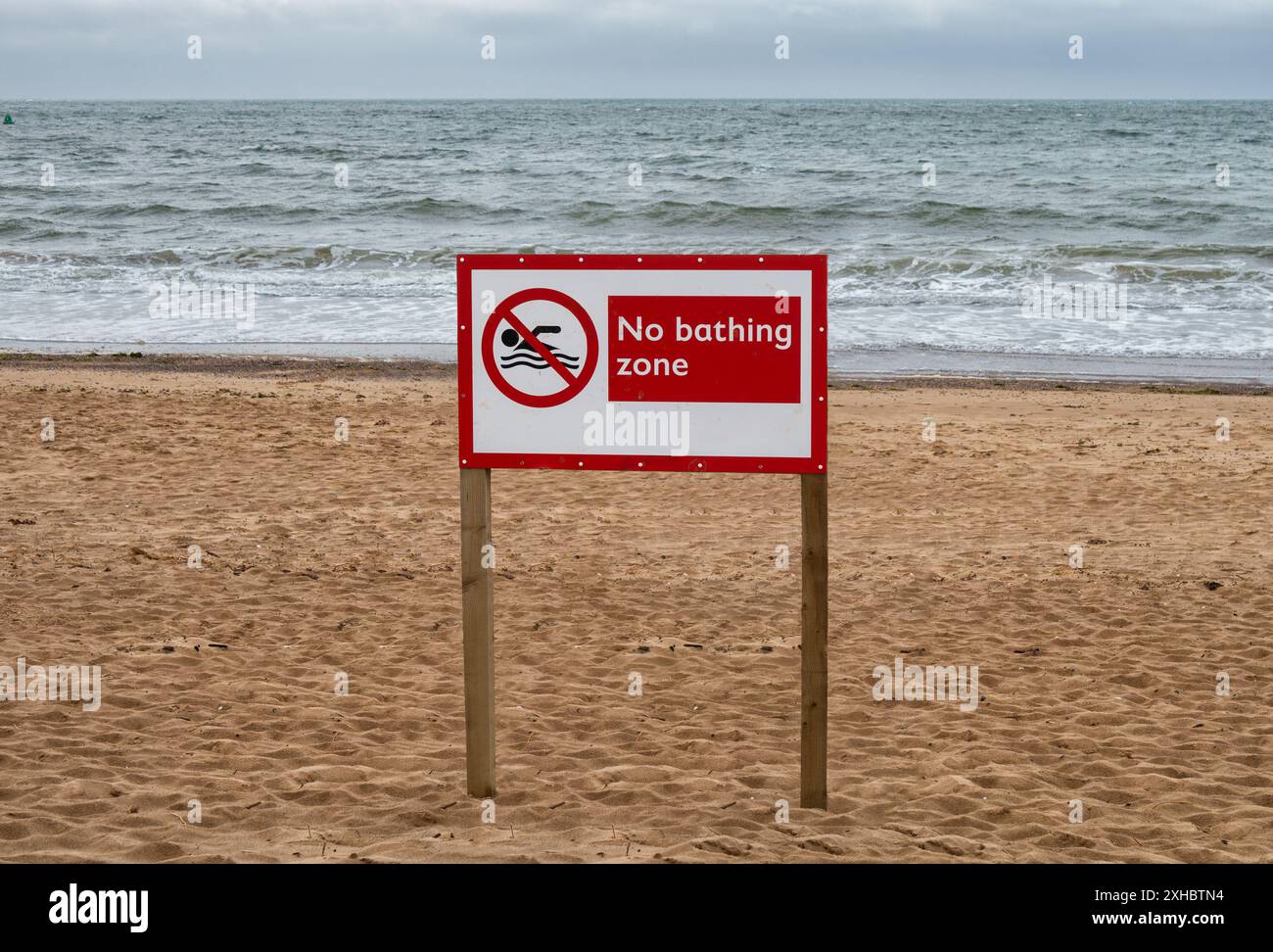 Cartello di divieto di balneazione sulla spiaggia di Exmouth, Devon, Regno Unito Foto Stock