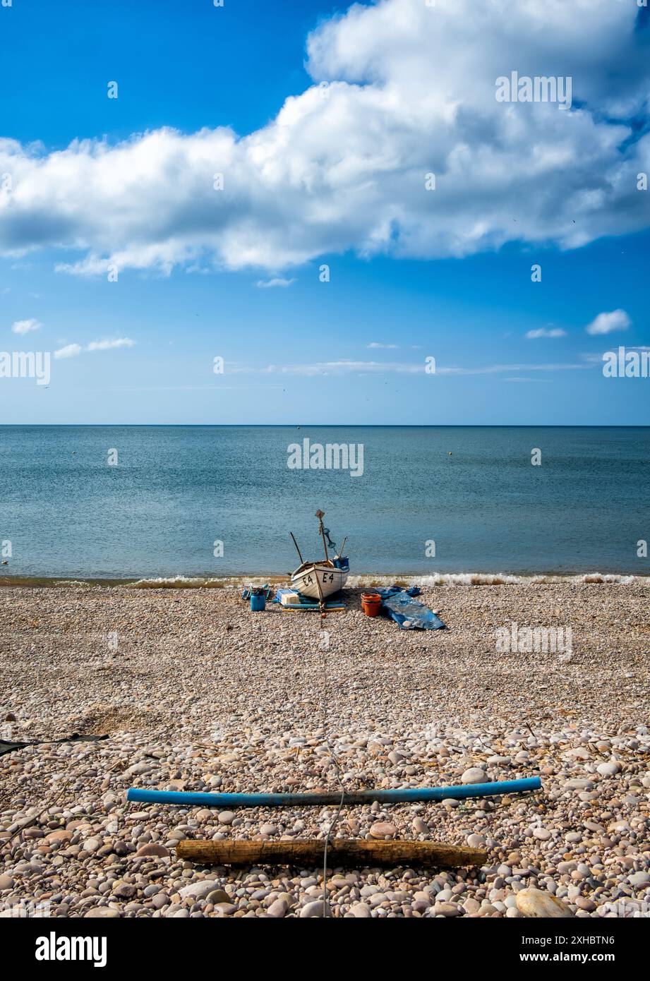 Barca da pesca sulla spiaggia di Budleigh Salterton, Devon, Regno Unito Foto Stock