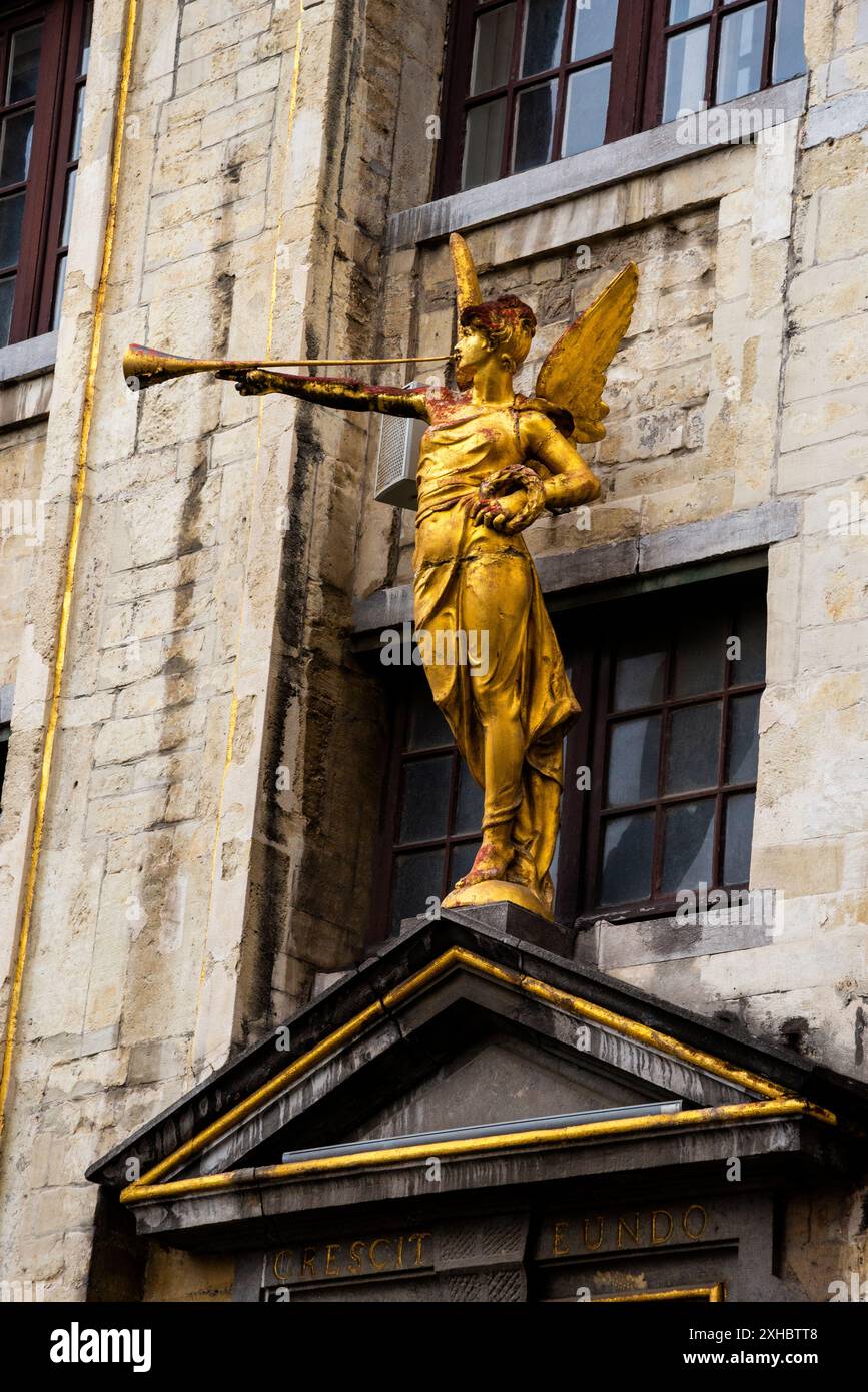 Figura dorata alata alla Maison de la Renommée o House of Fame alla Grand Place di Bruxelles, Belgio. Foto Stock