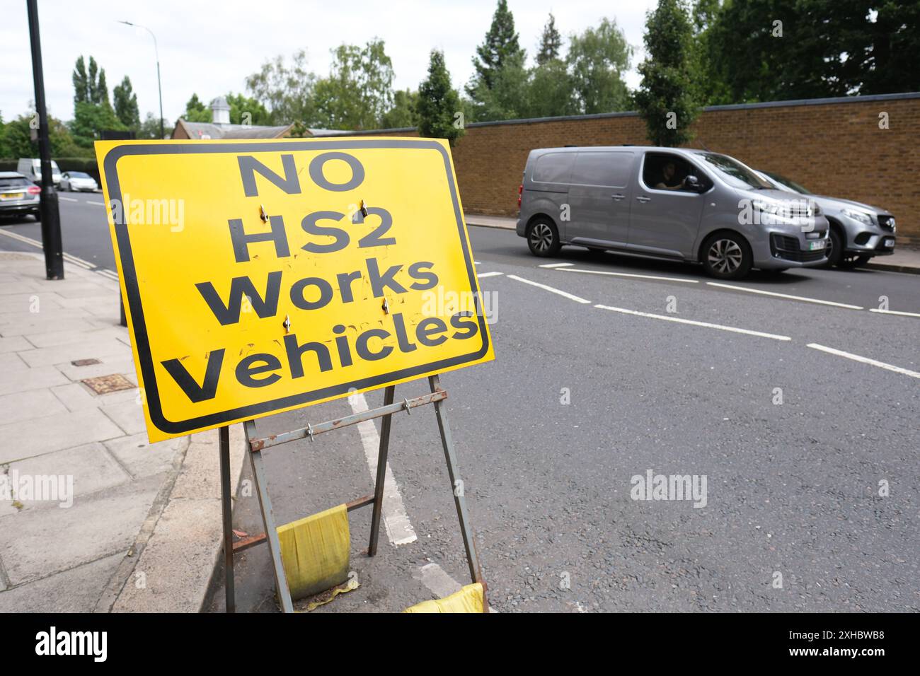 Il cartello stradale inglese n. HS2 lavora veicoli nella zona di St John's Wood a nord di Londra, parte del progetto di costruzione della ferrovia HS2 Foto Stock