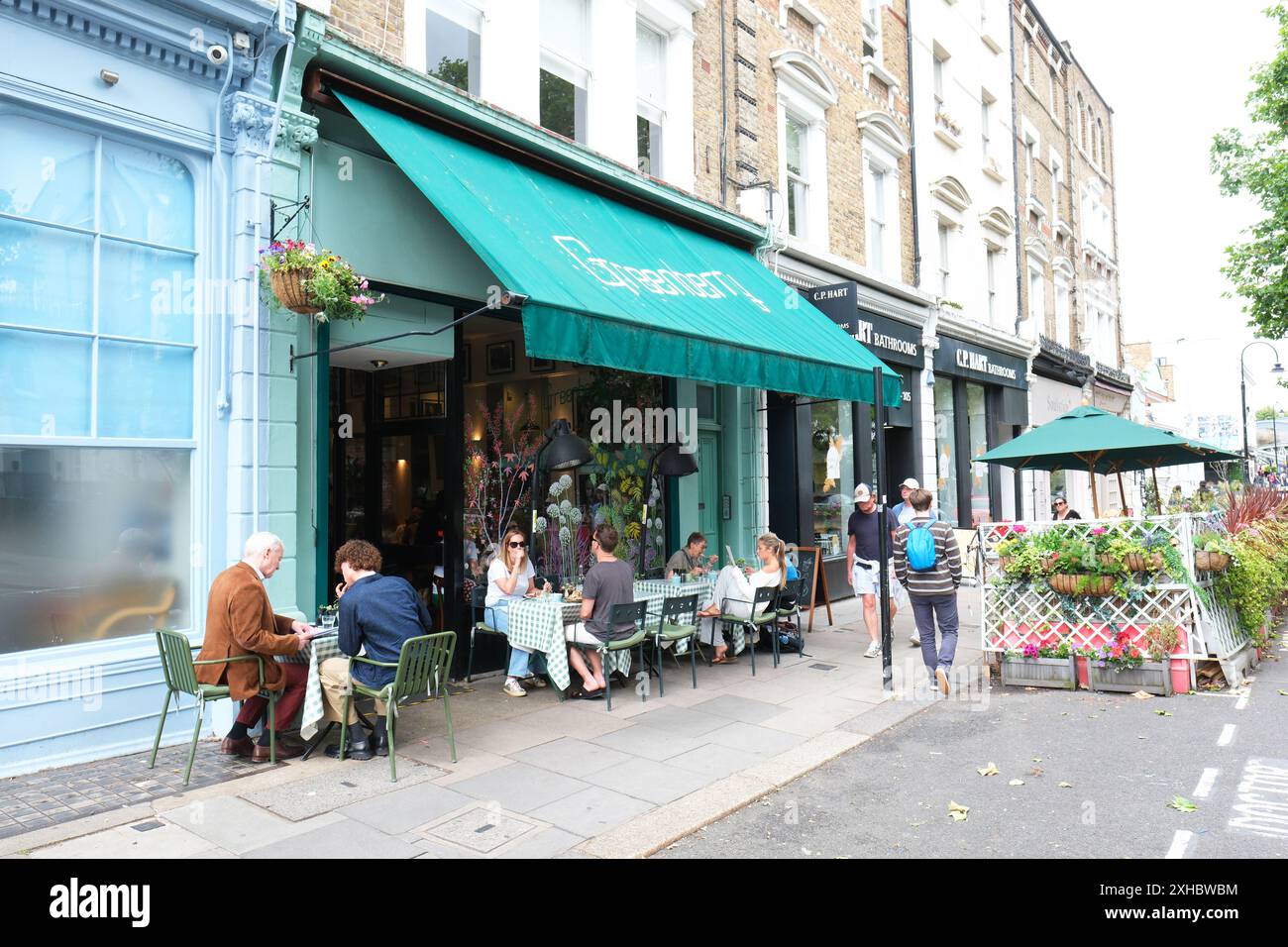 Londra Regno Unito - i clienti fuori al Greenberry Cafe di Primrose Hill vicino a Regents Park Londra foto luglio 2024 Foto Stock