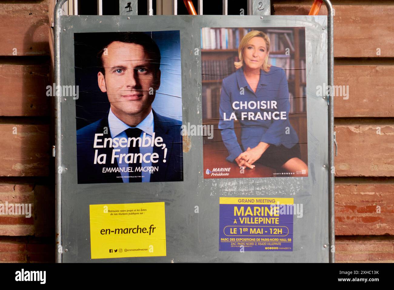 Poster di Emmanuel Macron e Marine le Pen Foto Stock