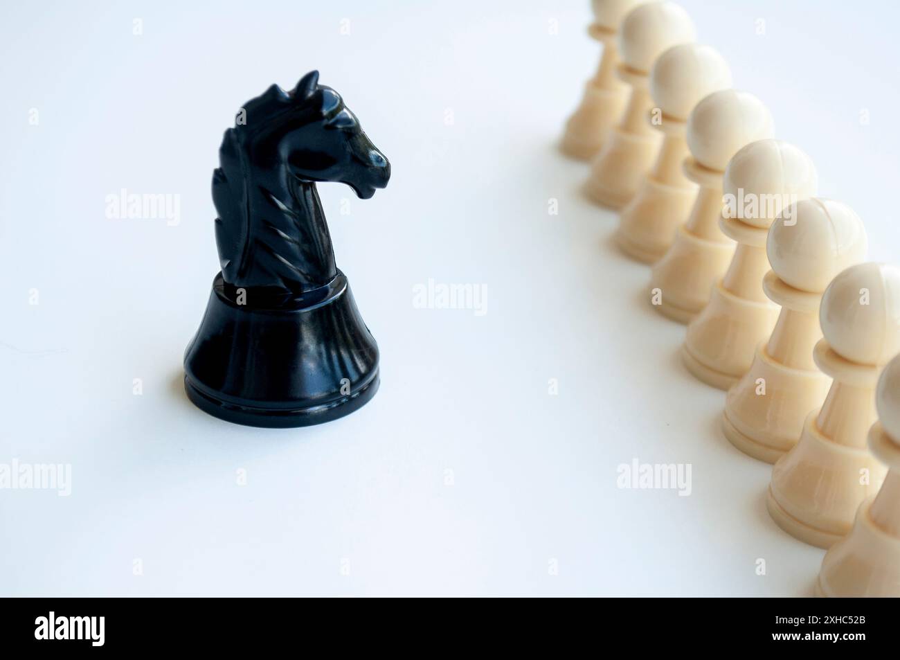 Il cavaliere nero si prepara per la battaglia. Partita a scacchi conceBlack Knight si prepara per la battaglia. Concetto di gioco degli scacchi. Foto di alta qualità Foto Stock