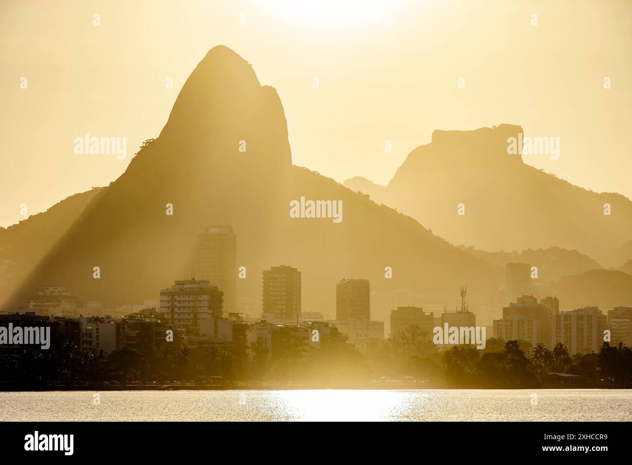 Tramonto alla laguna di Rodrigo de Freitas nella città di Rio de Janeiro con la pietra Gavea e la collina dei due fratelli, Brasile Foto Stock