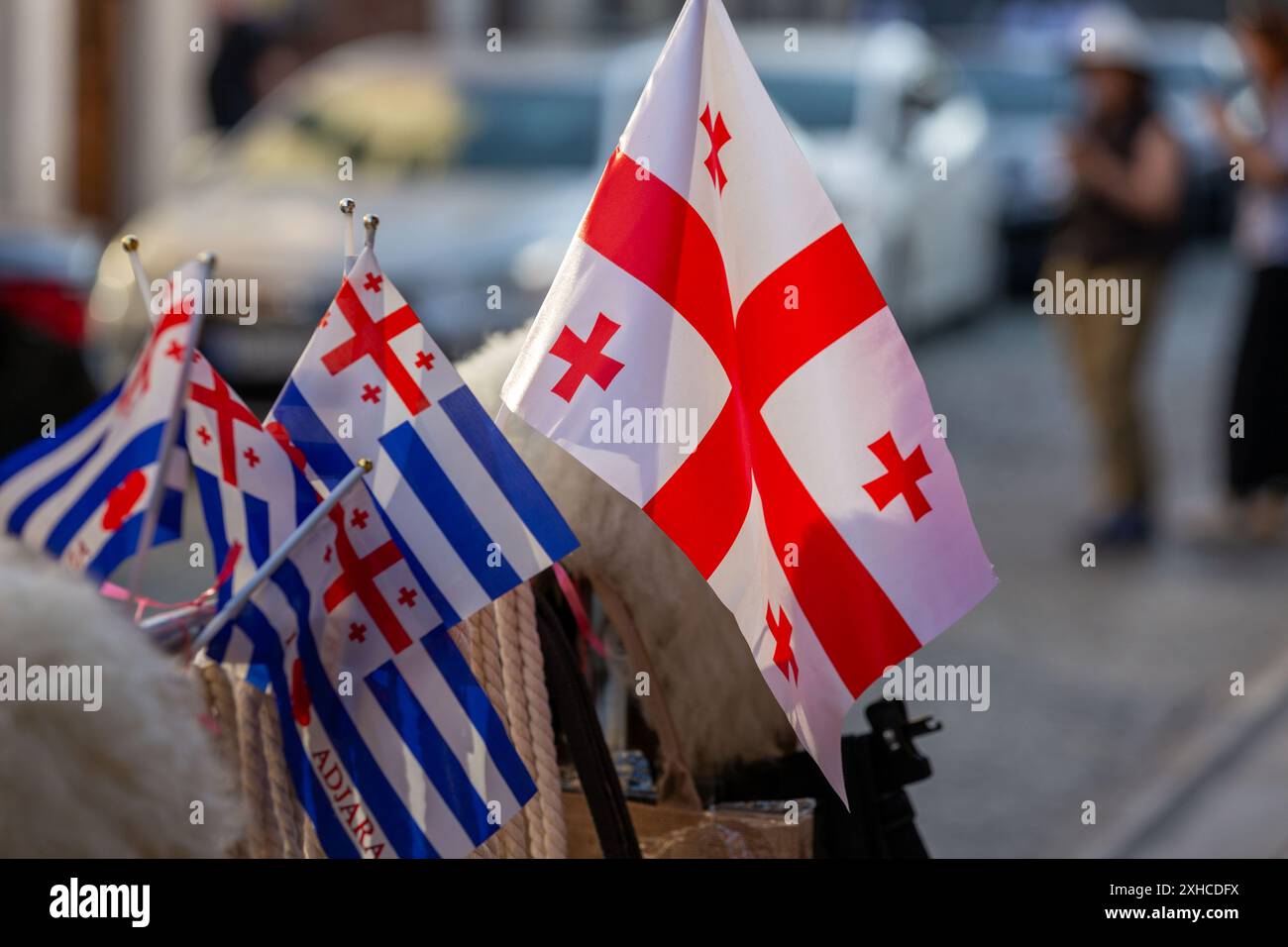 Piccola bandiera georgiana e agiara con croci rosse sul bianco, l'agiara è una repubblica autonoma all'interno della Georgia. Foto Stock