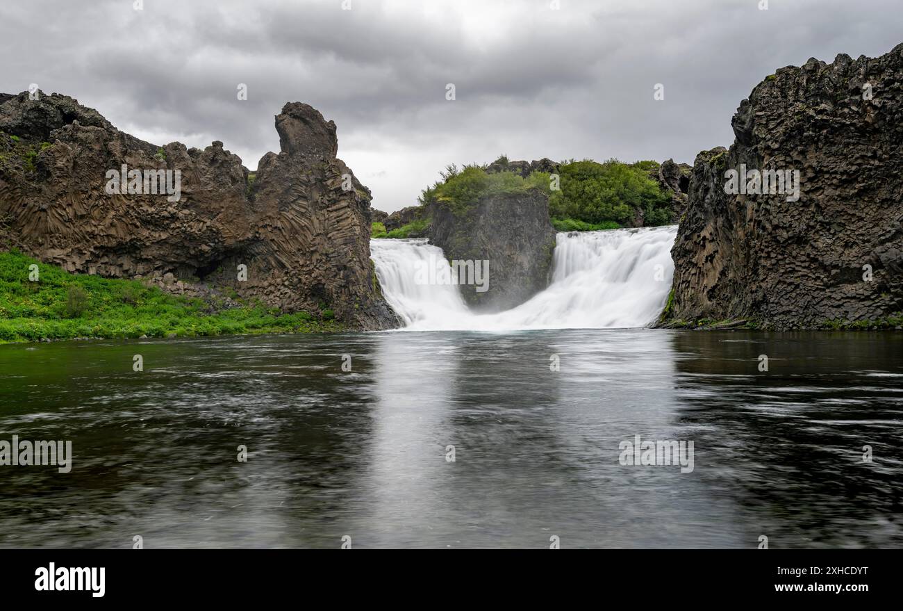 Cascata Hjalparfoss tra rocce basaltiche, Sudurland, Islanda Foto Stock