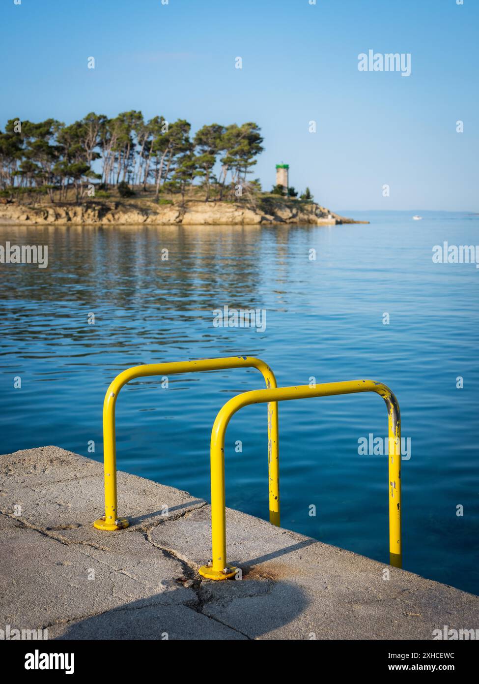 Scaletta da bagno sull'isola di rab in croazia Foto Stock