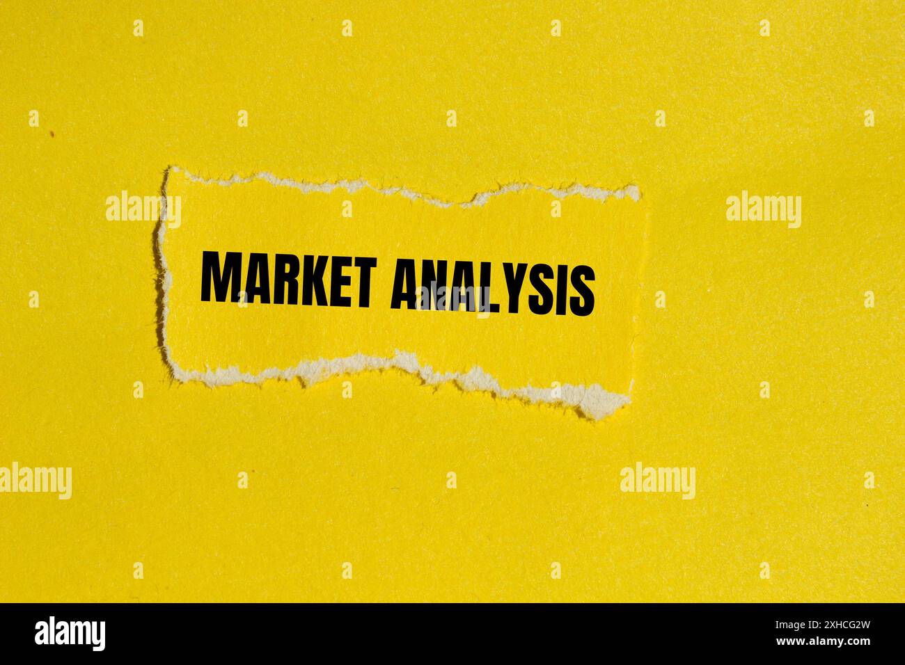 Messaggio di analisi del mercato scritto su un foglio di carta strappato con sfondo giallo. Simbolo dell'analisi concettuale di mercato. Copia spazio. Foto Stock