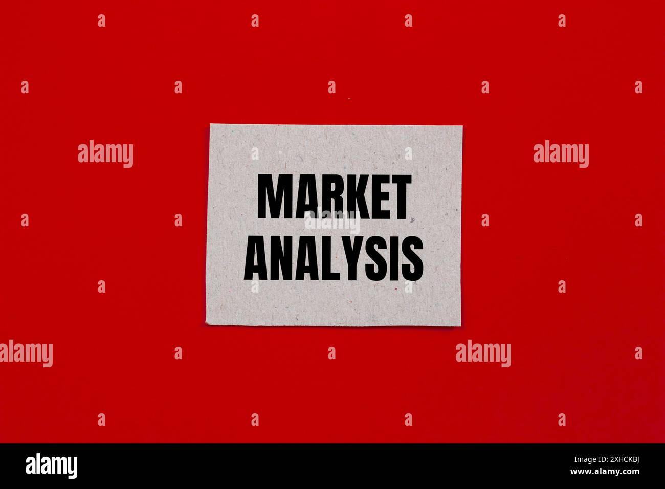 Messaggio di analisi del mercato scritto su un pezzo di carta con sfondo rosso. Simbolo dell'analisi concettuale di mercato. Copia spazio. Foto Stock