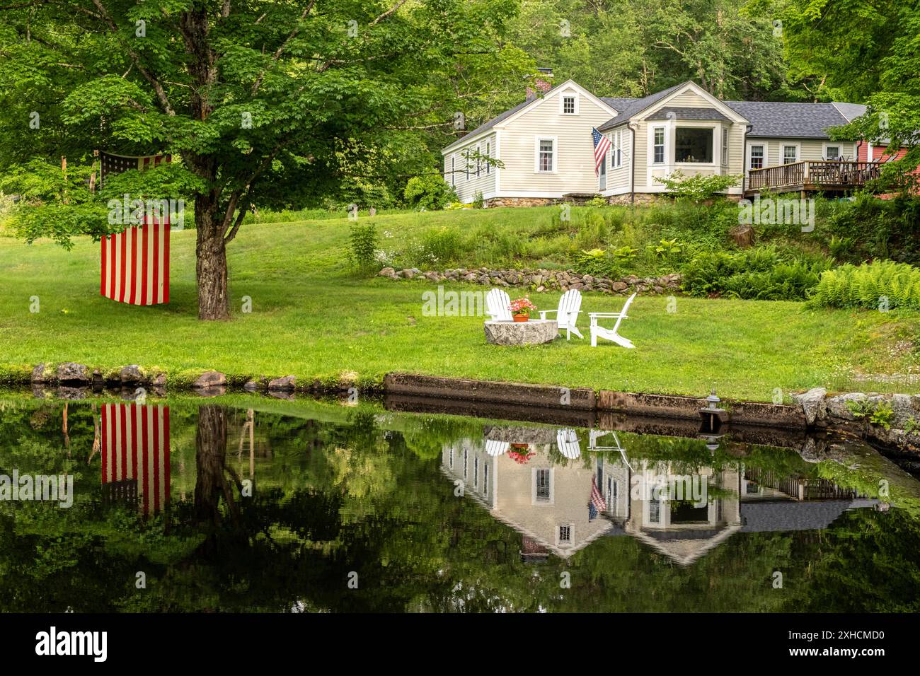 Una bandiera americana pende da un albero per celebrare il 4 luglio Foto Stock