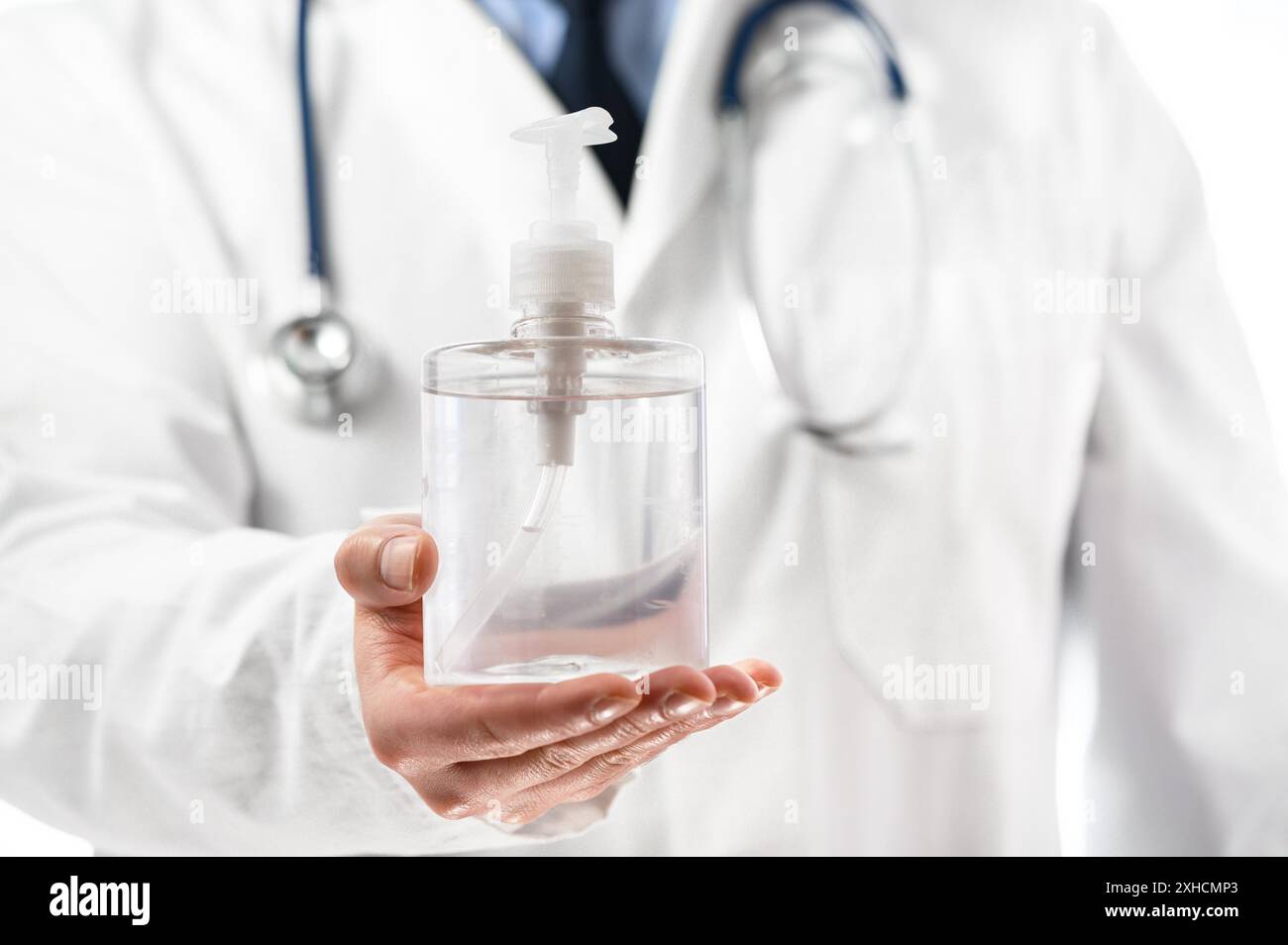 Medico in uniforme medica offre disinfettante Ito un paziente, per prevenire la diffusione del coronavirus. Protezione contro la COVID-19, informazioni mediche Foto Stock