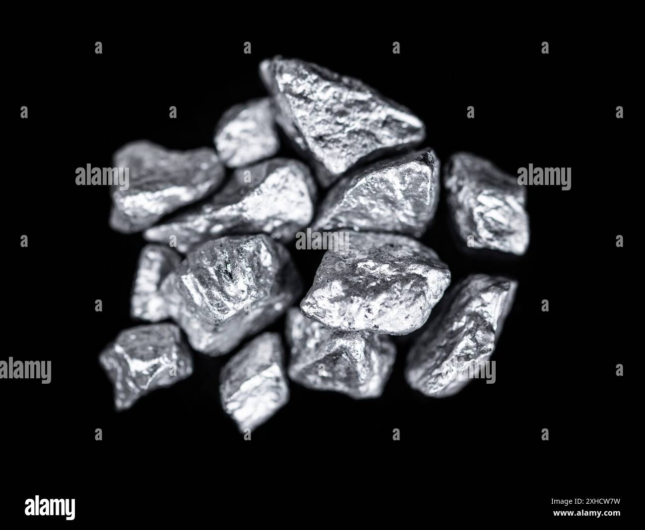 Mucchio di pepite d'argento isolate su sfondo nero (primo piano) Foto Stock