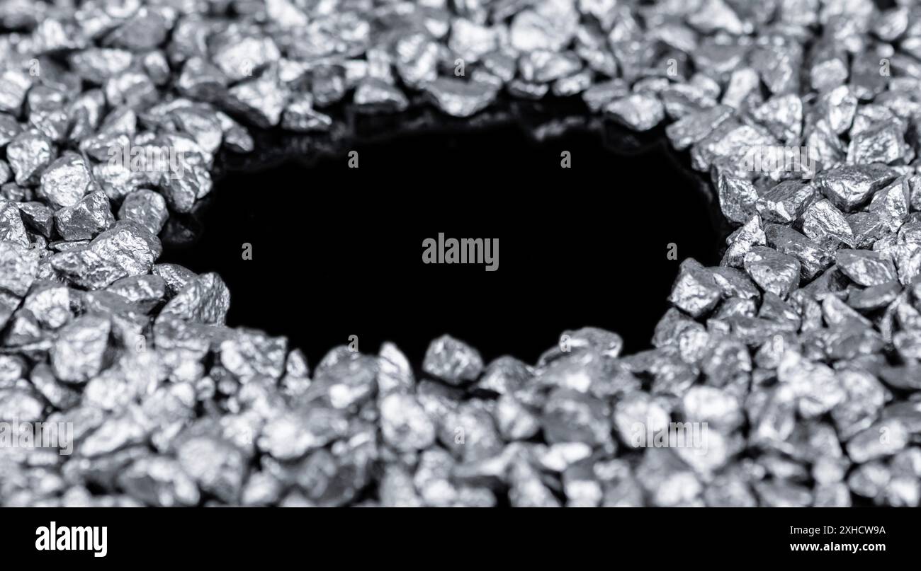 Mucchio di pepite d'argento isolate su sfondo nero (primo piano) Foto Stock