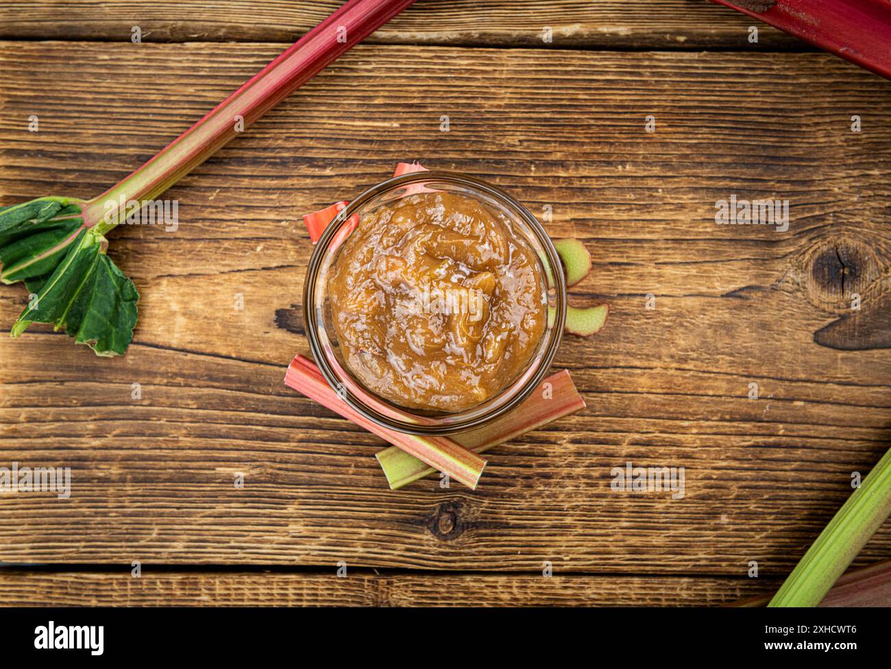 Rhubarb Jam su un vecchio tavolo di legno come dettaglio primo piano (fuoco selettivo) Foto Stock